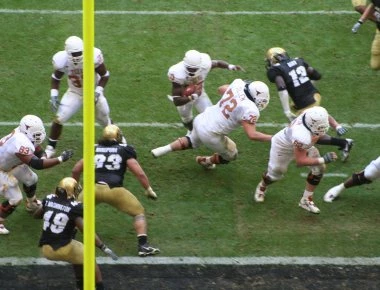 Παίκτης του φουτμπολ «σφίγγει» την ευαίσθητη περιοχή του αντιπάλου του επειδή... την έβαλε μπροστά του (βίντεο)